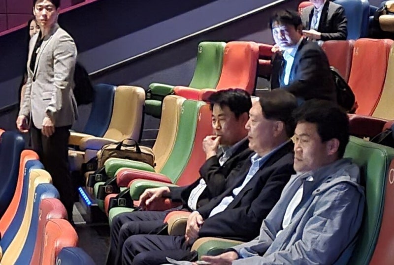 <b>윤석열</b>, 전한길과 ‘<b>부정선거</b>’ <b>영화</b> 본다…“공명<b>선거</b>에 도움”