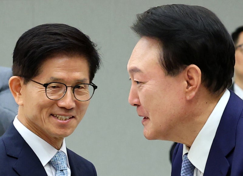 고삐 풀린 <b>윤석열</b>, <b>영화</b> ‘<b>부정선거</b>’ 대놓고 <b>관람</b>…김문수 초대형 악재
