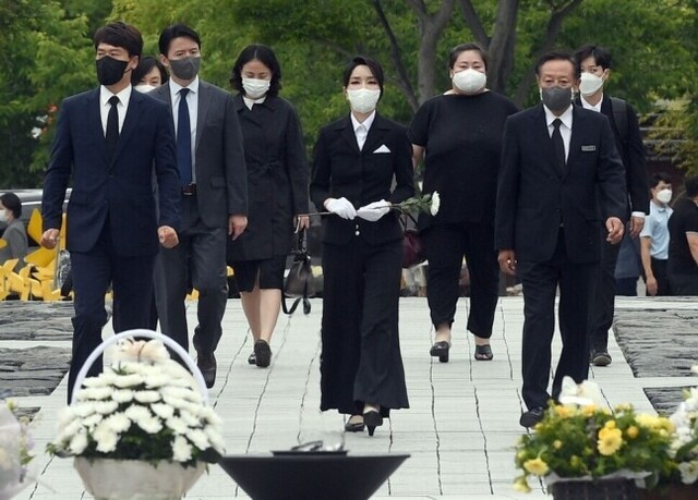 김건희 여사가 2022년 6월13일 경남 김해시 진영읍 봉하마을 고 노무현 전 대통령 묘역 헌화분향단상에서 헌화하고있다. 대통령실사진기자단