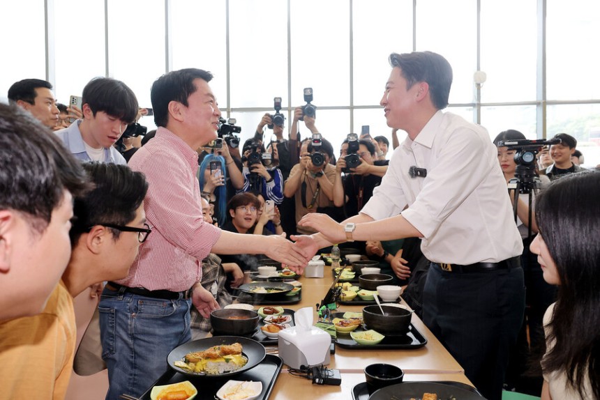 이준석 개혁신당 대통령 후보가 21일 ‘학식먹자 이준석\' 행사가 열린 경기 성남시 가천대학교 글로벌캠퍼스에서 행사에 참여한 안철수 국민의힘 의원과 만나 악수를 하고 있다. 연합뉴스