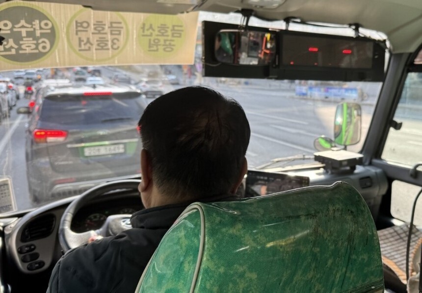 서울시 마을버스운송조합이 환승 손실금 인상을 요구하며 기존 대중교통 환승 체계에서 이탈을 예고했다. 장수경 기자