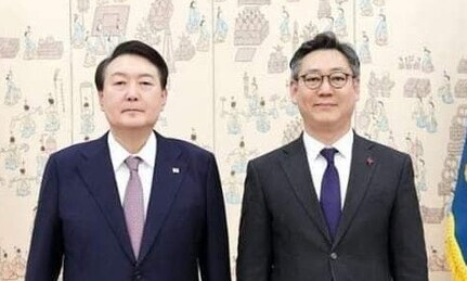 김대남 전 선임행정관(오른쪽)이 대통령실 재직 시절 윤석열 대통령과 기념촬영을 하고 있다. 김 전 행정관 페이스북 갈무리