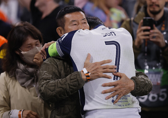 손흥민이 22일(한국시각) 스페인 빌바오 산 마메스 경기장에서 열린 2024~2025 유럽축구연맹 유로파리그에서 우승한 뒤 아버지 손웅정씨 품에 안겨 기뻐하고 있다. 빌바오/로이터 연합뉴스