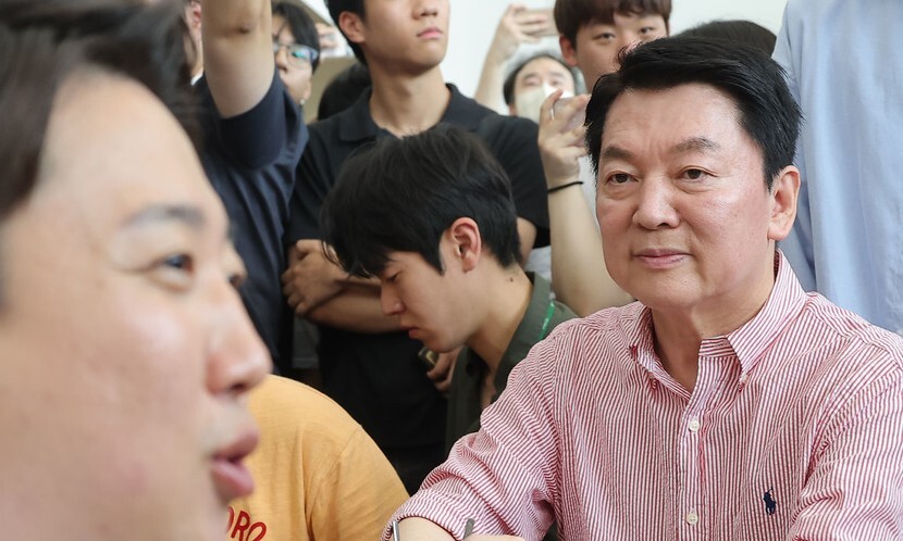 국민의힘 안철수 의원이 21일 경기 성남시 가천대학교 글로벌캠퍼스에서 열린 ‘학식 먹자 이준석\\\' 행사에 참석한 가운데 학생들과 대화를 나누는 개혁신당 이준석 대선 후보를 바라보고 있다. 연합뉴스