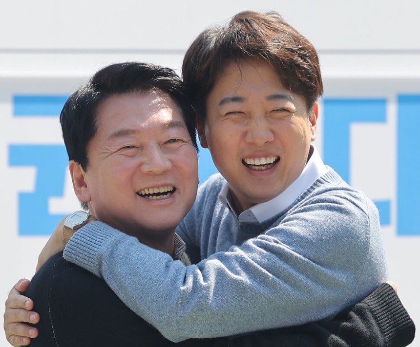 국민의힘 안철수 대선 경선 후보와 개혁신당 이준석 대선 후보가 4월25일 경기도 성남시 판교역 앞 광장에서 열린 인공지능(AI) 관련 ‘미래를 여는 단비토크\'에서 만나 포옹하고 있다. 연합뉴스