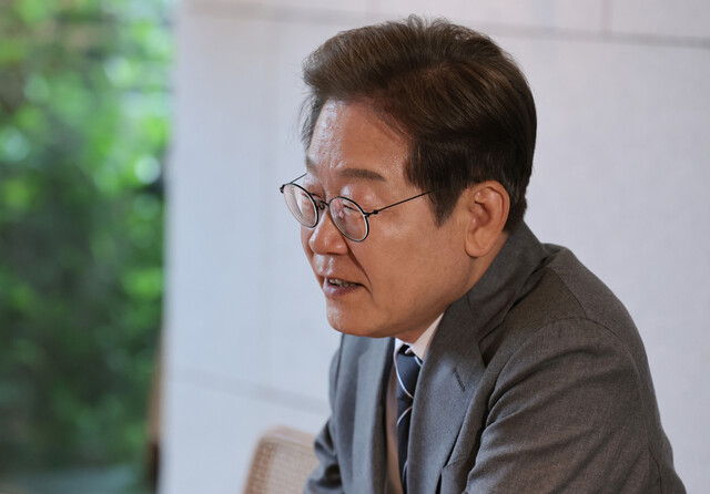 이재명 더불어민주당 대통령 후보가 22일 오후 경남 양산시 소소서원에서 송기인 신부와 차를 마시며 이야기를 나누고 있다. 연합뉴스