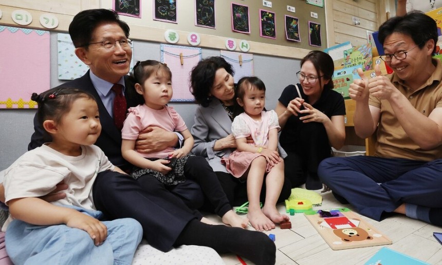 김문수 국민의힘 대통령 후보가 22일 오후 경기 광명시 한 어린이집에서 부인 설난영 여사, 딸 김동주씨 부부와 함께 어린이들을 만나고 있다. 김 후보는 이어 간담회에 참석해 어린이집 선생님들의 의견을 청취했다. 신소