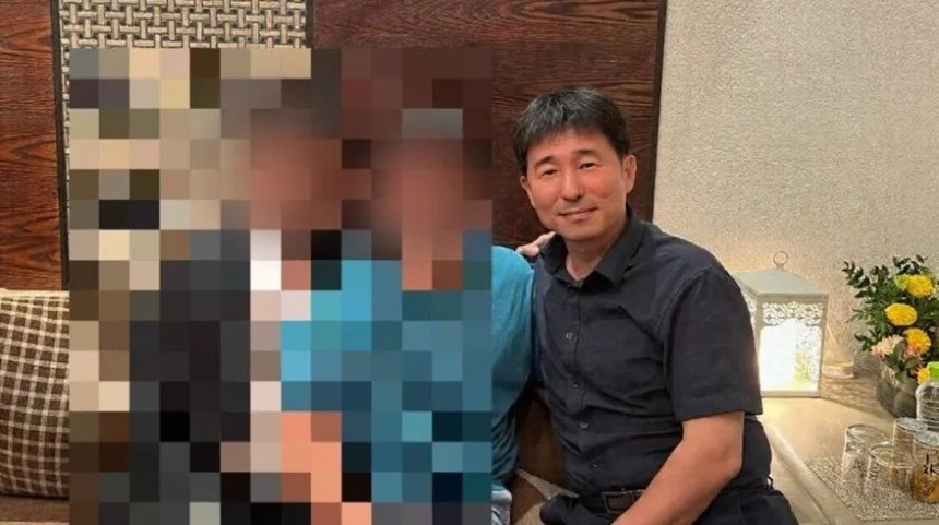 더불어민주당이 지귀연 부장판사 향응 접대 의혹을 제기하며 지난 19일 공개한 사진. 지 부장판사(가장 오른쪽)가 동석자 두 명과 앉아있다. 민주당 제공