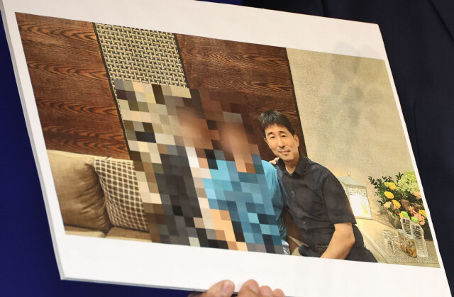 더불어민주당이 룸살롱 접대 의혹을 제기하며 공개한 지귀연 부장판사의 사진. 윤운식 선임기자