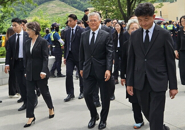 문재인 전 대통령 부부와 노무현 전 대통령의 부인 권양숙씨와 아들 건호씨가 23일 추도식장에 입장하고 있다.