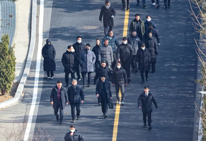 고위공직자범죄수사처 이대환 부장검사 등 수사관들이 지난 1월3일 서울 용산구 한남동 윤석열 대통령 관저에서 대통령경호처의 방해로 체포 영장 집행에 실패한 뒤 관저에서 철수하고 있다. 연합뉴스