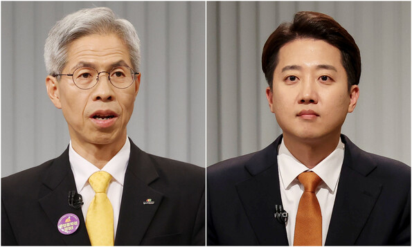권영국 민주노동당 대통령 후보(왼쪽)와 이준석 개혁신당 대통령 후보가 23일 저녁 서울 영등포구 KBS본관 스튜디오에서 열린 중앙선거방송토론위원회 주관 제21대 대통령선거 2차 후보자토론회 시작에 앞서 토론 준비를 