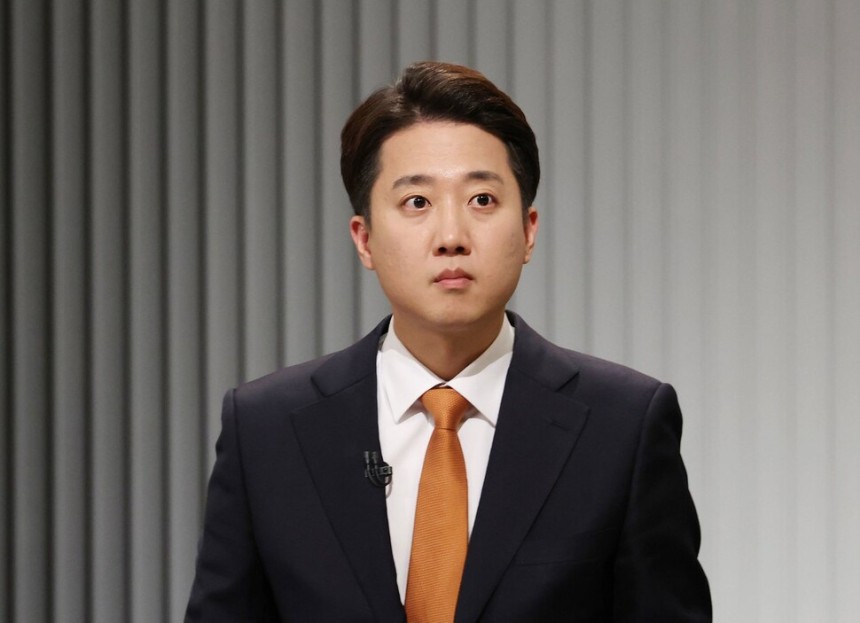 이준석 개혁신당 대선 후보가 23일 서울 영등포구 KBS본관 스튜디오에서 열린 중앙선거방송토론위원회 주관 제21대 대통령선거 2차 후보자토론회 시작에 앞서 준비하고 있다. 국회사진기자단