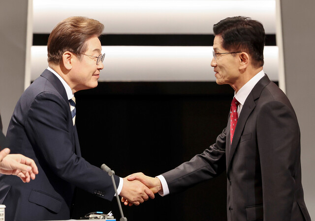 이재명 더불어민주당 대통령 후보와 김문수 국민의힘 대통령 후보가 23일 서울 영등포구 여의도 한국방송(KBS) 스튜디오에서 열린 제21대 대선 2차 후보자 토론회에 앞서 인사하고 있다. 공동취재사진