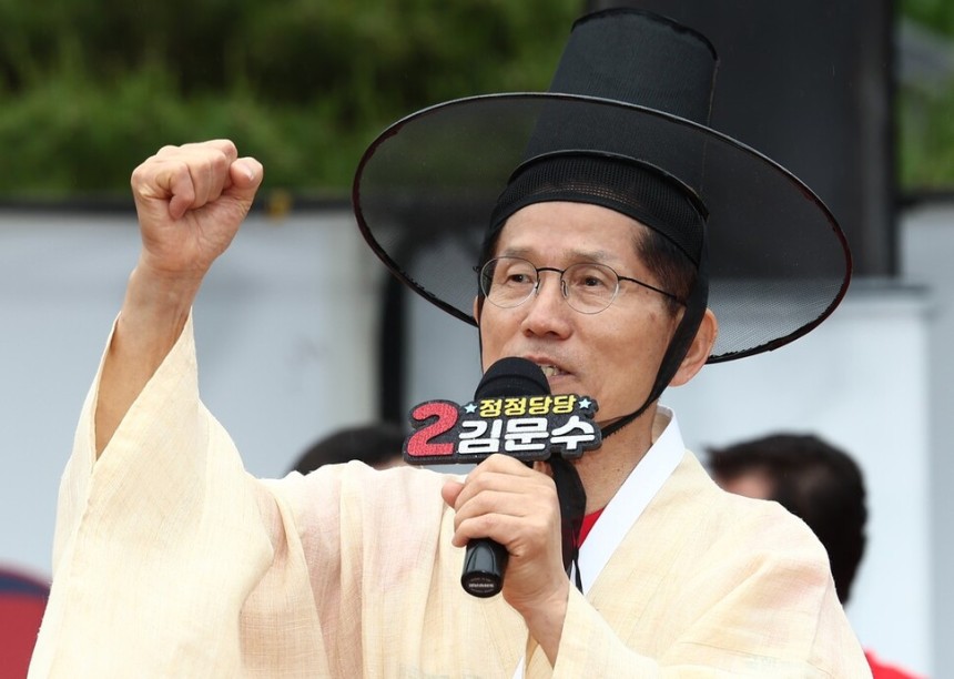 국민의힘 김문수 대선 후보가 24일 경북 안동시 웅부공원에서 유세를 하고 있다. 공동취재사진