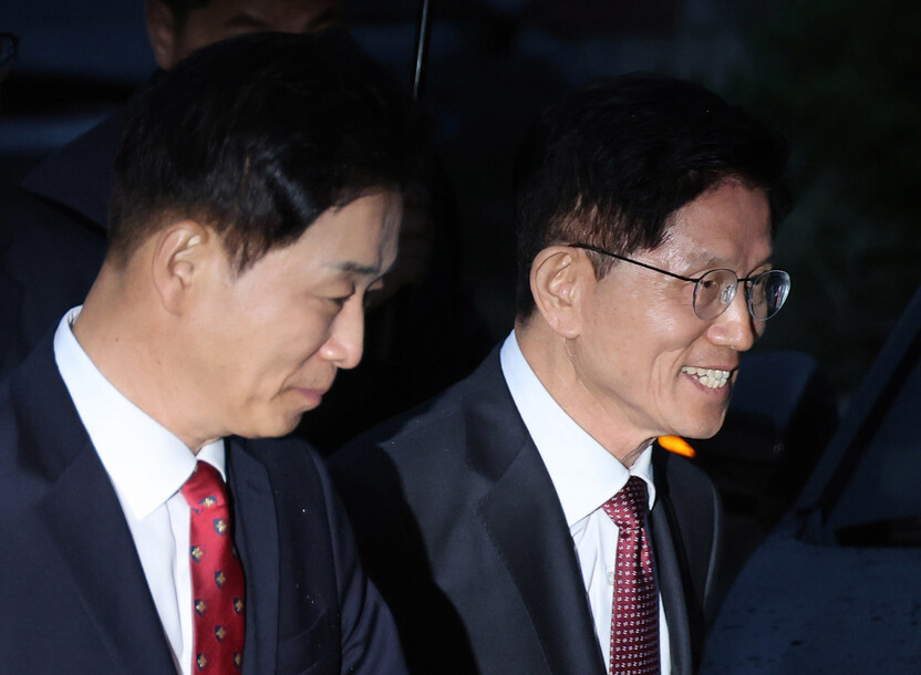 국민의힘 김문수 대선 후보가 24일 대구 달성군 박근혜 전 대통령 사저 앞에서 박 전 대통령을 예방하기 위해 이동하고 있다. 연합뉴스