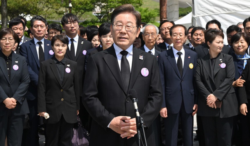 이재명 더불어민주당 대통령 후보가 5월 18일 광주 북구 국립 5·18 민주묘지에서 열린 ‘제45주년 5·18 민주화운동 기념식’에 참석한 뒤 취재진의 질의에 답하고 있다. 국회사진기자단