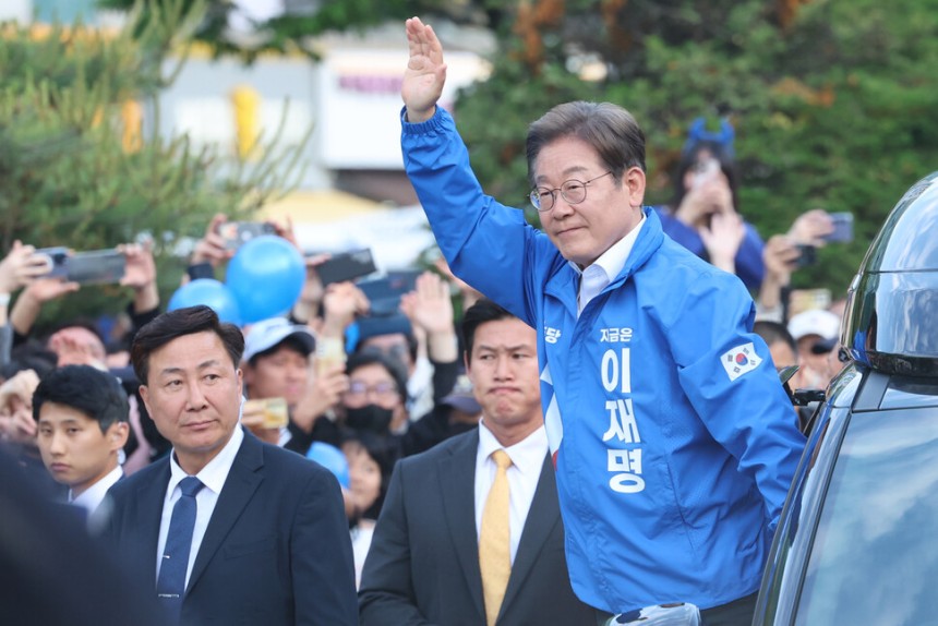 이재명 더불어민주당 대선 후보가 24일 경기 안산시 단원구 안산문화광장 유세장에 도착해 시민들을 향해 손을 흔들고 있다. 연합뉴스