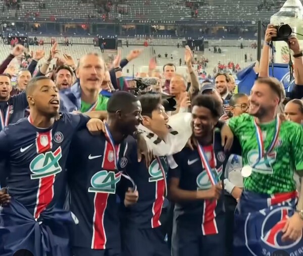 손흥민 이어 <b>이강인</b>도 <b>태극기</b> 세리머니…PSG 프랑스컵 2연패
