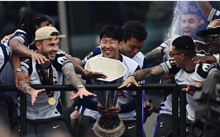 포스테코글루 “<b>손흥민 발 부상</b>…EPL 최종전 결장”