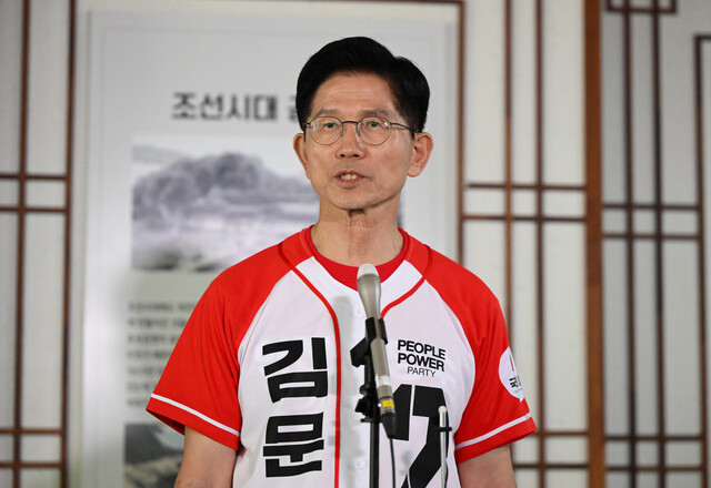김문수 국민의힘 대선후보가 25일 충남 공주 공산성 앞에서 선거 유세를 마치고 기자들의 질문에 대답하고 있다. 공동취재사진