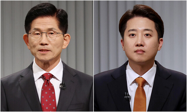 김문수 국민의힘 대통령 후보(왼쪽)와 이준석 개혁신당 대통령 후보가 23일 저녁 서울 영등포구 한국방송(KBS) 본관 스튜디오에서 열린 중앙선거방송토론위원회 주관 제21대 대통령 선거 2차 후보자 토론회 시작에 앞서