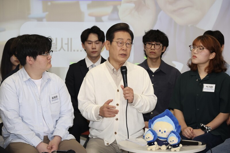 이재명 더불어민주당 대선 후보가 26일 경기도 수원시 영통구 아주대학교 혁신공유라운지에서 학생들과 청년 정책 간담회를 하고 있다. 공동취재사진