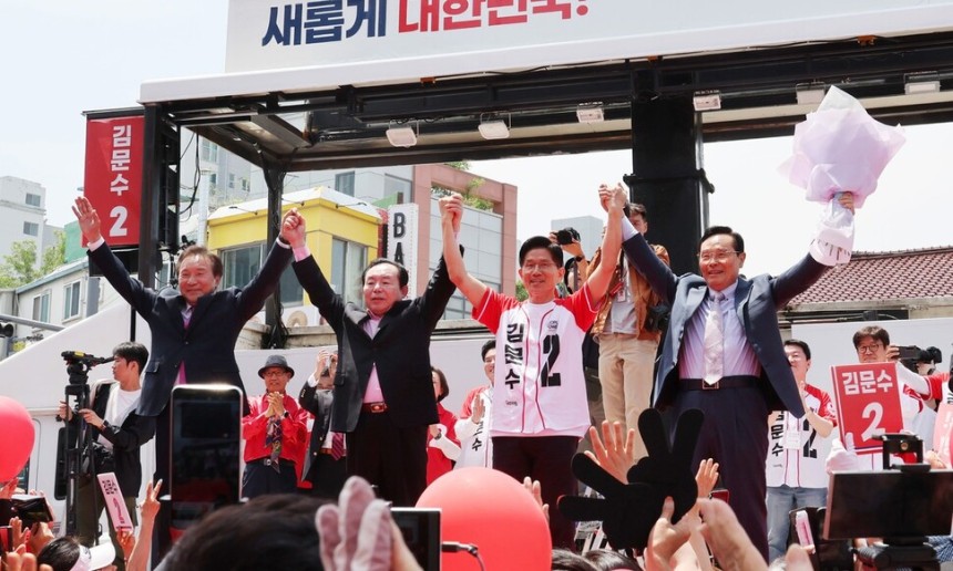 김문수 국민의힘 대통령 후보가 26일 오후 경기 평택 케이(K)-55 미군기지 앞에서 열린 유세에서 전 경기도지사들과 손을 들어 인사하고 있다. 왼쪽부터 손학규·이인제 전 지사, 김 후보, 임창열 전 지사. 신소영 