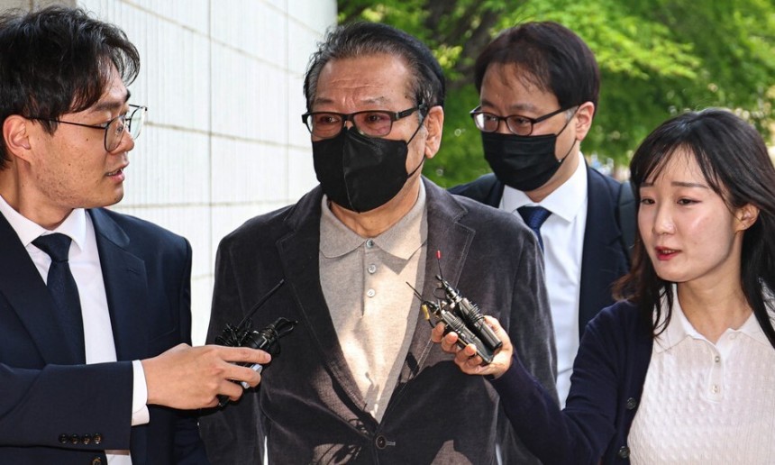 청탁금지법 위반 혐의를 받는 ‘건진법사’ 전성배씨가 12일 자신의 불법 정치자금 수수 혐의 2차 공판이 열린 서울남부지법에 출석하고 있다. 공동취재사진