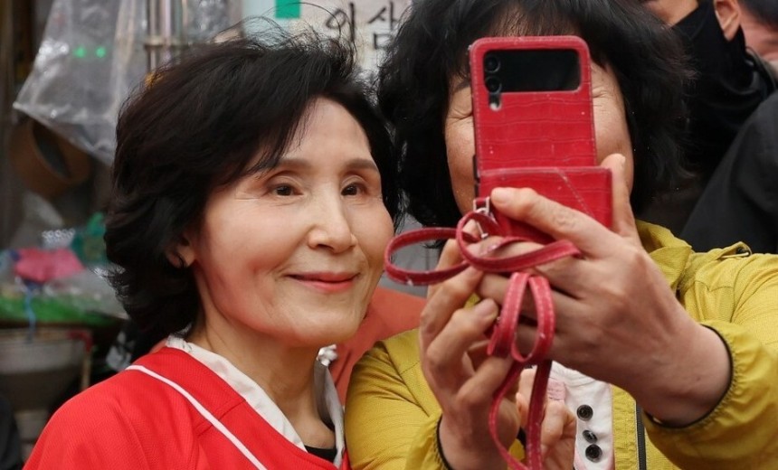 국민의힘 김문수 대선 후보의 배우자 설난영씨가 26일 울산시 남구 수암시장을 방문해 지지자와 사진을 찍고 있다. 연합뉴스