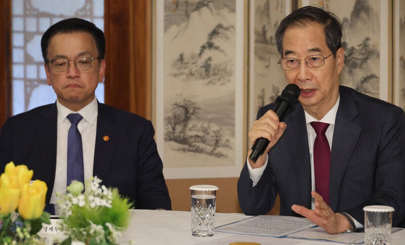 [단독] 경찰, ‘내란’ 혐의 <b>한덕수</b>·<b>최상목 출국금지</b> 했다