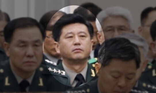 노상원 국군정보사령관이 2016년 10월5일 오전 국회 국방위원회의 국방부 국정감사에 출석해 인사하고 있다. 이정우 선임기자