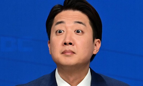 이준석 개혁신당 대통령 후보가 26일 서울 양천구 한국방송회관에서 열린 한국방송기자클럽 초청 토론회에 참석해 시작을 기다리고 있다. 연합뉴스