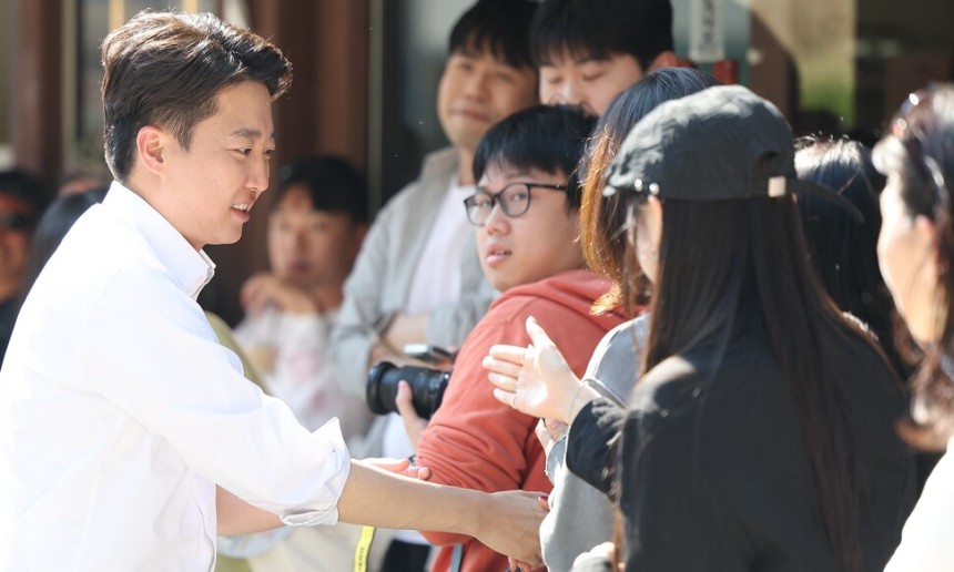 개혁신당 이준석 대선후보가 25일 서울 종로구 종묘 인근 서순라길에서 거리 유세를 하고 있다. 연합뉴스