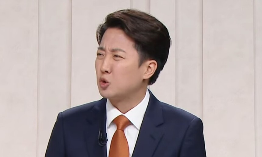 이준석 개혁신당 대통령 후보가 27일 서울 마포구 상암동 문화방송(MBC) 스튜디오에서 열린 정치 분야 토론회에서 발언하고 있다. 에스비에스(SBS) 유튜브 갈무리