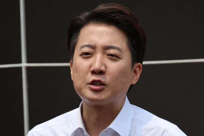 개혁신당 이준석 대선 후보가 사전투표를 하루 앞둔 28일 서울 여의도공원에서 유세를 마친 뒤 취재진의 질문에 답하고 있다. 연합뉴스