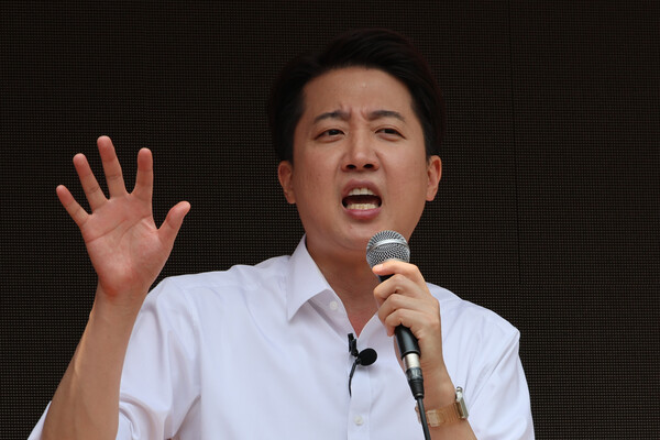 이준석 개혁신당 대선 후보가 사전투표를 하루 앞둔 28일 서울 여의도공원에서 점심시간 산책을 나온 직장인들을 향해 지지를 호소하고 있다. 연합뉴스