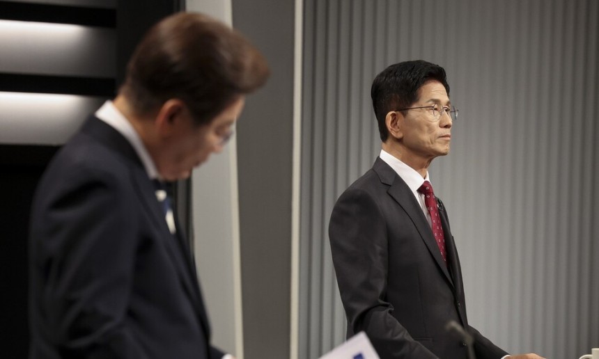이재명 더불어민주당(왼쪽), 김문수 국민의힘 대선후보가 지난 23일 서울 영등포구 여의도 한국방송(KBS) 스튜디오에서 열린 중앙선거방송토론위원회 주관 제21대 대통령선거 후보자 토론회에 앞서 준비를 하고 있다. 국