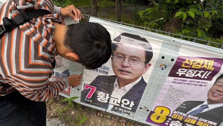 서울 종로구의 선거벽보를 관리하는 전시·홍보물 시공업체 ㅎ사의 이석형(46) 실장이 황교안 무소속 후보의 선거 벽보 보수 작업을 진행 중이다. 김수연 기자