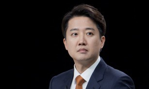27일 서울 상암 MBC스튜디오에서 열린 21대 대선후보 3차 토론회에 개혁신당 이준석 후보가 참석하여 토론회를 준비하고 있다. 국회사진기자단