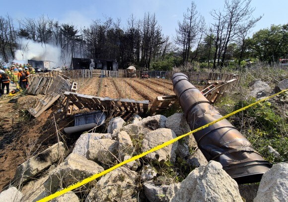 29일 오후 경북 포항시 남구 동해면 신정리 포항공항 인근 야산에 해군이 운용하는 해상초계기가 추락했다. 해군과 소방 당국 등에 따르면 사고 비행기는 P-3C 해상초계기로 추락 당시 기내에 4명이 탑승하고 있었다. 