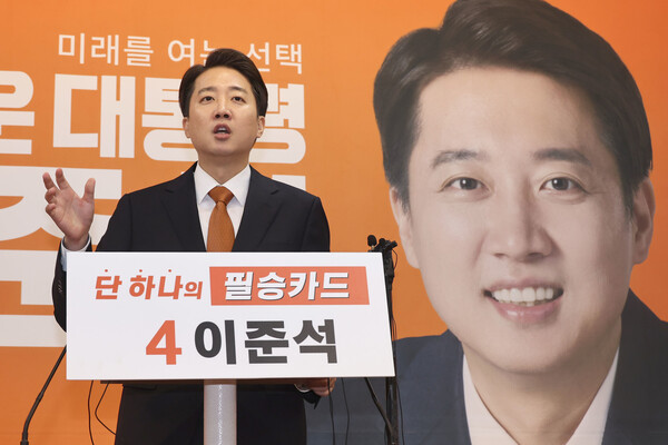 이준석 개혁신당 대선 후보가 29일 오전 국회에서 성폭력 발언 논란 관련 기자회견을 하고 있다. 윤운식 선임기자 yws@hani.co.kr