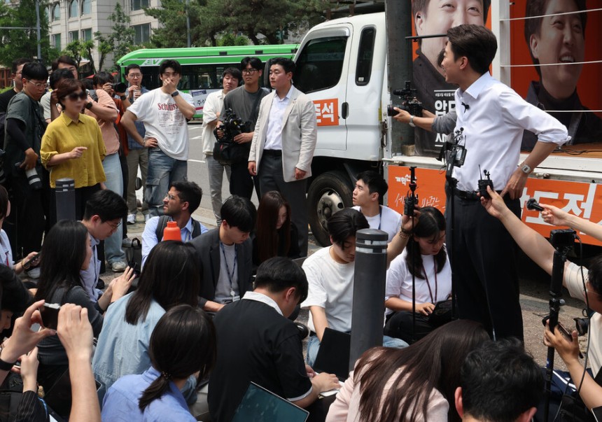 지난 28일 낮 서울 여의도공원에서 열린 이준석 개혁신당 대통령 후보 유세 현장에서 한 여성(노란 옷)이 전날 밤 21대 대통령선거 후보자 3차 티브이(TV) 토론회에서 나온 이 후보 발언에 대해 항의하고 있다. 백
