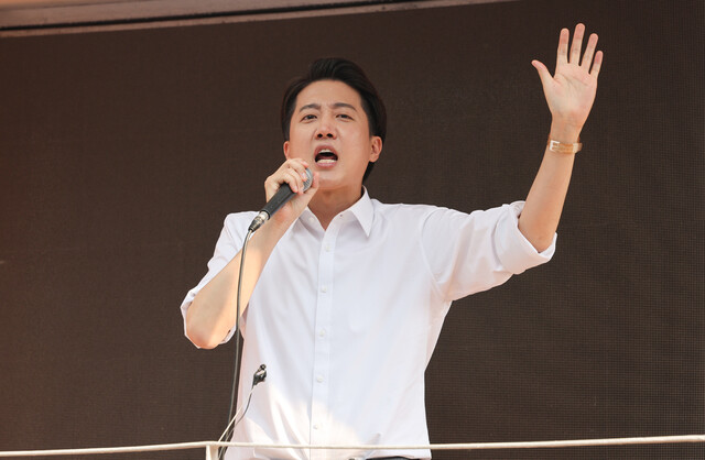 이준석 개혁신당 대통령 후보가 제21대 대통령선거 사전투표 첫날인 29일 서울 성북구 안암역 인근에서 열린 유세에서 지지를 호소하고 있다. 연합뉴스