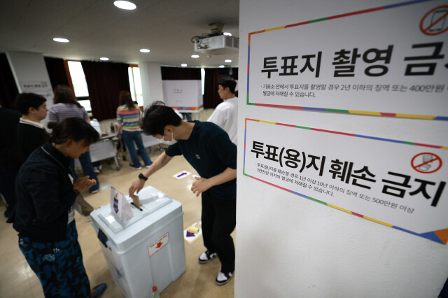 제21대 대통령 선거 사전투표 첫날인 지난 29일 사전투표소가 설치된 서울 중구 소공동주민센터에서 유권자들이 투표를 하고 있다. 정용일 선임기자 yongil@hani.co.kr