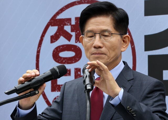 김문수, 사전투표 독려-대선 불복 ‘오락가락’…국힘서도 “어쩌자는 건지”