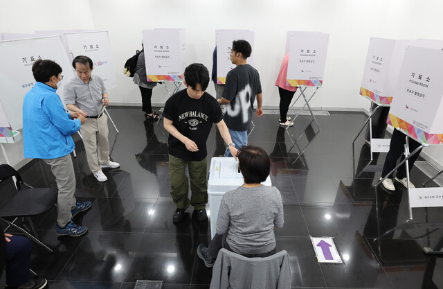 21대 대통령 선거 사전투표 첫날인 29일 오전 서울 강남구 역삼1동 주민센터에 마련된 사전투표소에서 유권자들이 투표하고 있다. 김태형 기자 xogud555@hani.co.kr