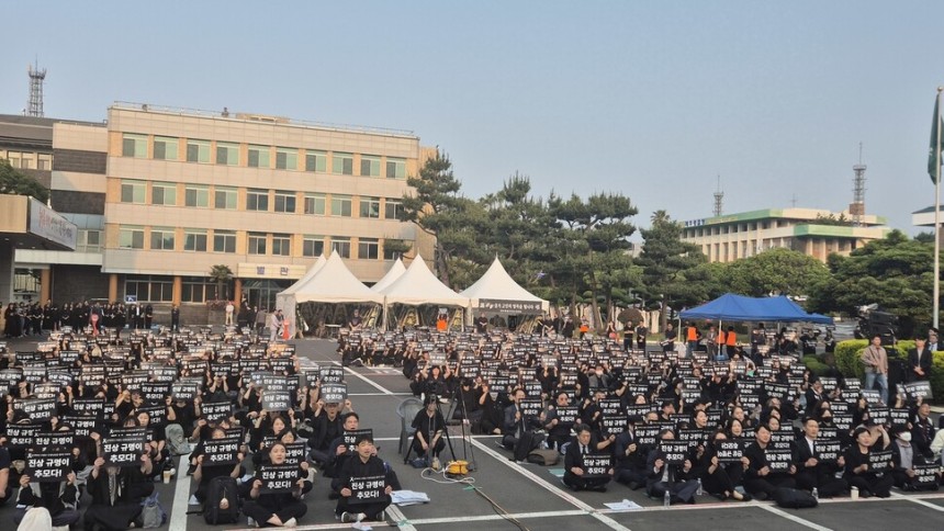 30일 오후 6시 제주시 연동 제주도교육청 광장에서 ㄱ교사를 추모하는 문화제가 열리고 있다. 서보미 기자