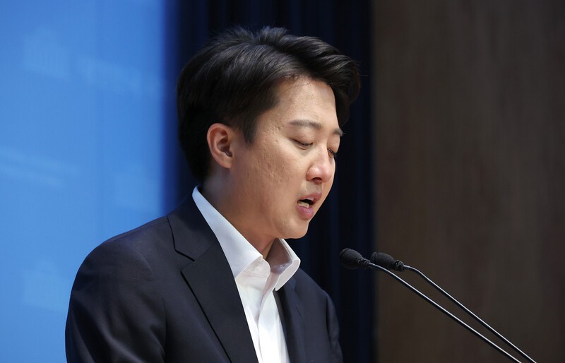 이준석 개혁신당 대통령 후보가 30일 서울 여의도 국회 소통관에서 기자회견을 열고 더불어민주당 등이 발의한 본인의 징계안과 관련해 입장을 밝히고 있다. 연합뉴스