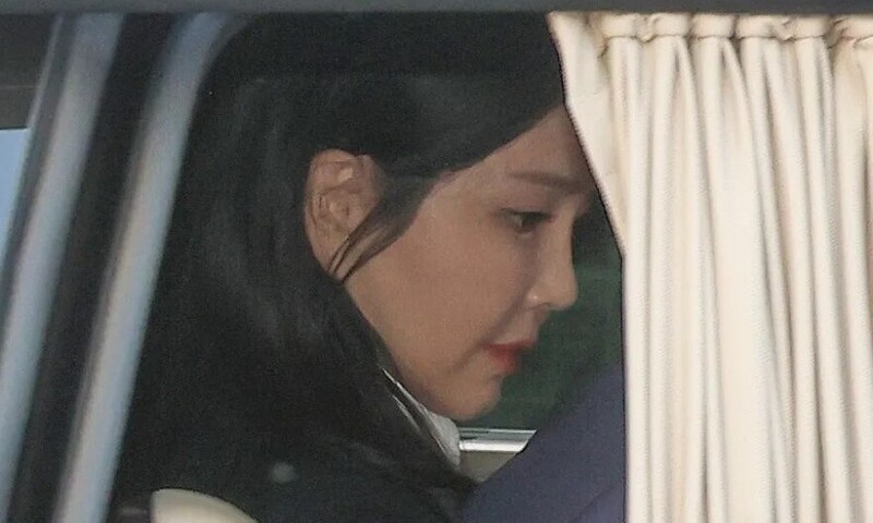 윤석열 전 대통령 부인 김건희 여사가 헌법재판소 파면 선고 뒤 7일 만인 지난 4월11일 오후 서울 용산구 한남동 관저를 떠나고 있다. 공동취재사진